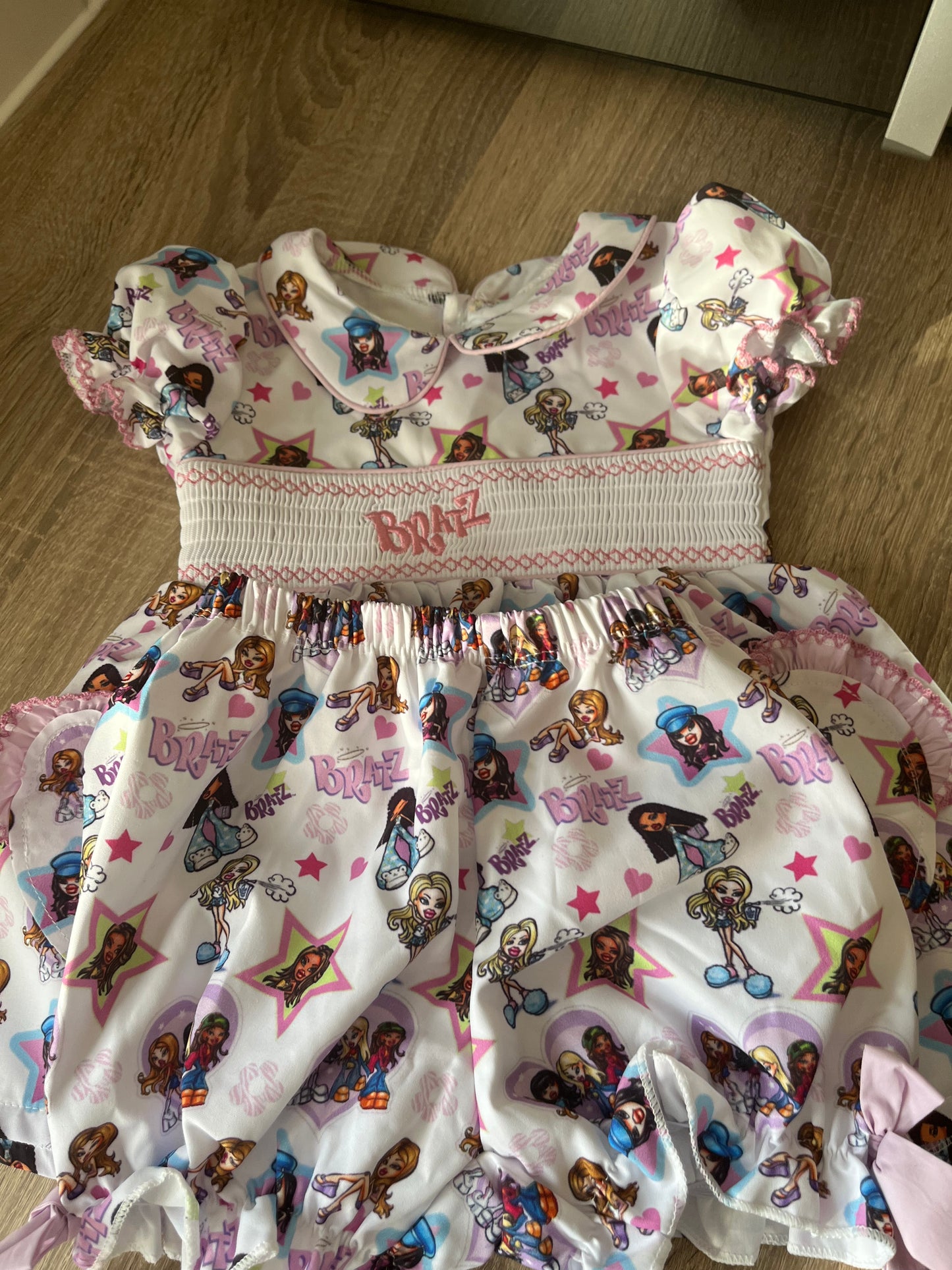 Girls bratz pjs/day set small fitting